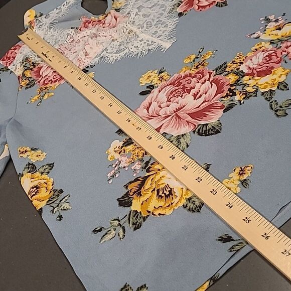 SHEIN sz 0XL poly fabric with lace - Picture 3 of 11